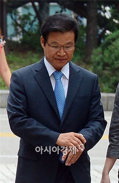 '국정원 댓글' 김용판 항소심 무죄 "중간 수사발표 선거운동 아냐"