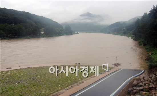 [포토]물에 잠긴 곡성 섬진강 두가리 도로