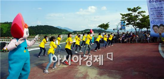 광주U대회, 충주에서 '누리비 플래시몹' 펼쳐