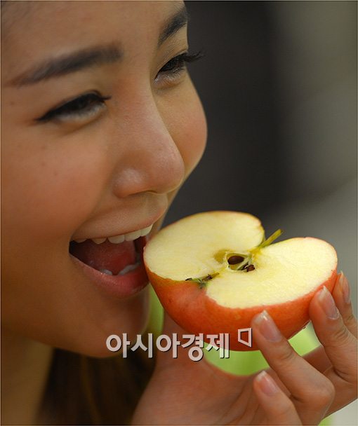 [포토]'미녀는 빨간 사과를 좋아해~'