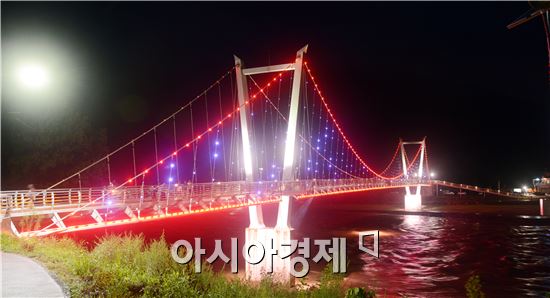 [포토]곡성 또 하나의 명물~ ‘화려한 섬진강 출렁다리’