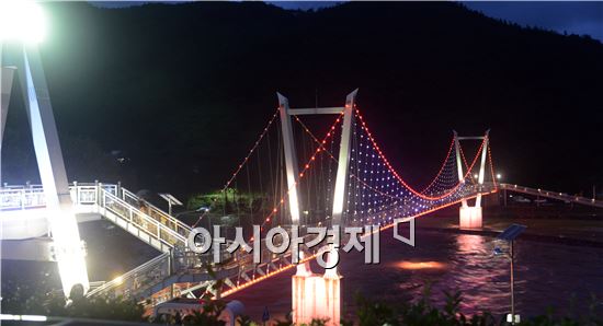 [포토]관광객 유혹하는 화려한  ‘곡성 섬진강 출렁다리’