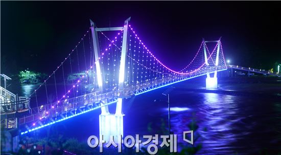 [포토]곡성 섬진강 출렁다리, ‘화려한 불빛 장관 ’