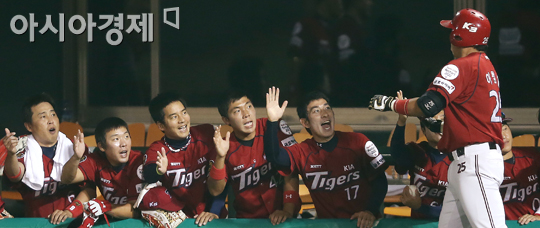[포토] 3점홈런 이범호 '줄을 서시오~'