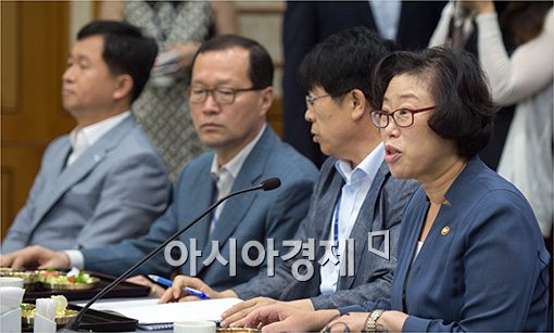 [포토]일본 방사능 유출 관련 당정에 참석한 윤진숙 장관