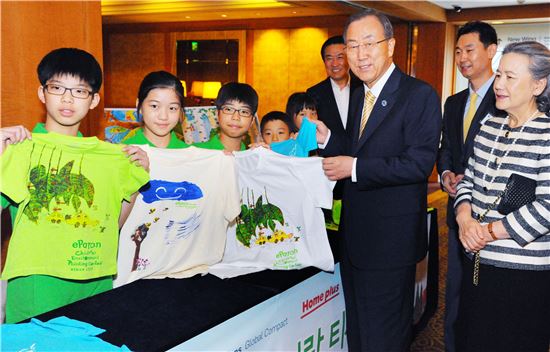 [포토]"반기문 총장님! 환경사랑 티셔츠 받으세요"