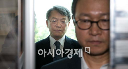 [포토]착잡한 심정으로 떠나는 양건 감사원장