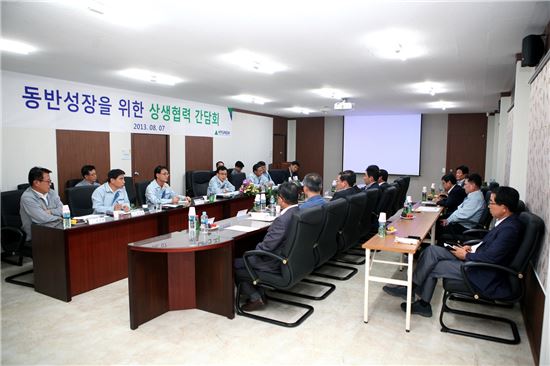 ▲현대건설 상생협력 간담회에서 정수현 사장과 관계자들이 토론을 하고 있다.