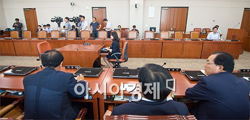 [포토]상임위는 '정쟁'의 도구일뿐(?)