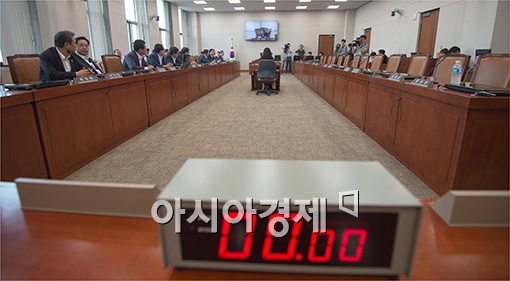 [포토]'국회 상임위 시계는 멈춤'