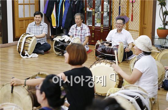 [포토]장구 배우는 노희용 광주시 동구청장