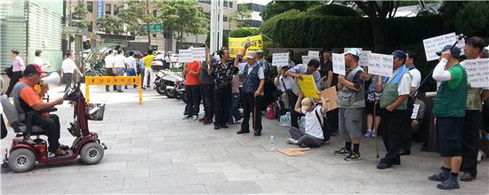 ▲26일 한 장애인 단체 소속 회원 40여명이 소공동 롯데호텔 앞에서 '도어맨 폭행 사건'과 관련해 롯데호텔이 고객 정보를 유출했다며 항의 집회를 벌이고 있다.