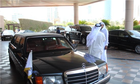 ▲숙소인 리츠칼튼호텔앞에서 바레인 총리궁으로 향하기 위해 준비중인 정 총리 차량. 