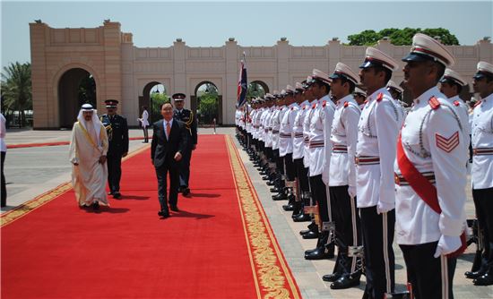 ▲정 총리가 칼리파 바레인 총리의 인도로 의장대를 사열하고 있다.