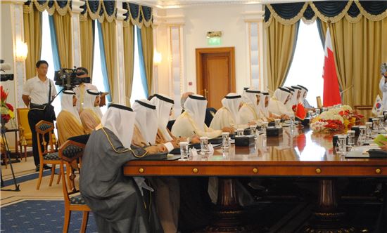 ▲한-바레인 총리 회담장에 바레인 각료들이 정통의상을 입고 나란히 앉아 있다.