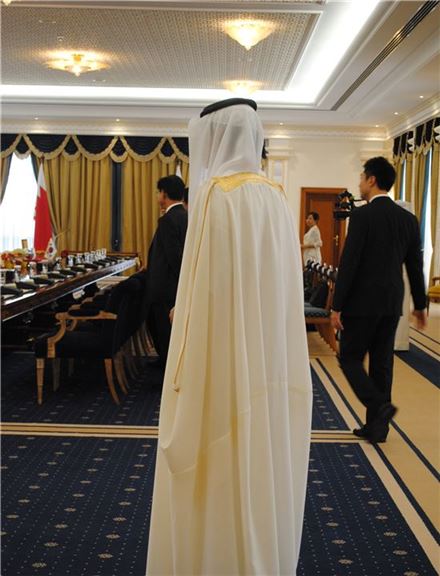 ▲한-바레인 총리 회담장에 온 몸을 가린 바레인측 경호원.
