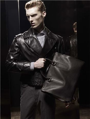 신원 반하트 디 알바자, 남성백 '까르텔라' 출시 