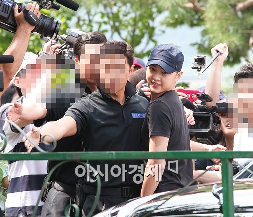 [포토]'입대' 송중기, 경호원의 경호 받으며
