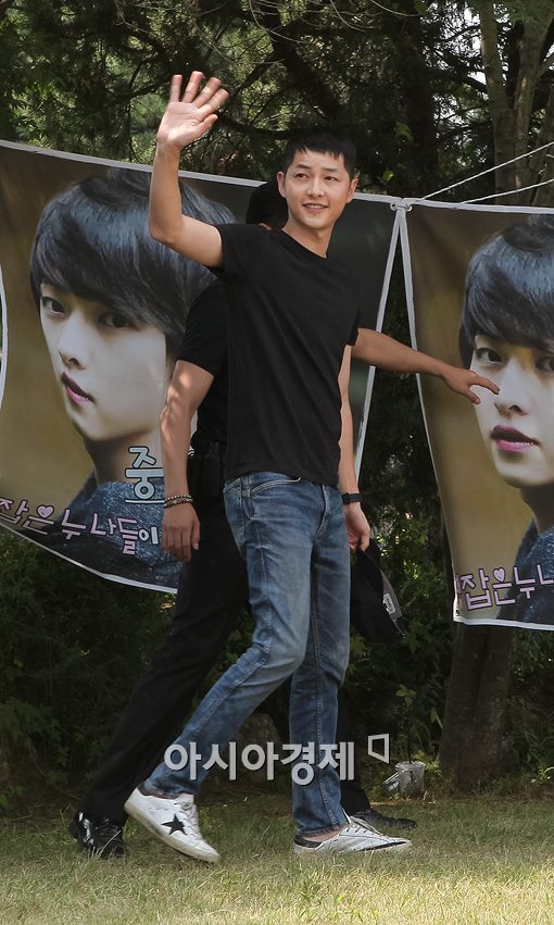 [포토]작별인사 하는 송중기 '2년 후 만나요'