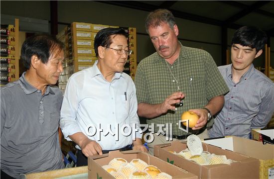 [포토]박준영 전남지사,곡성 배 영농조합 방문 