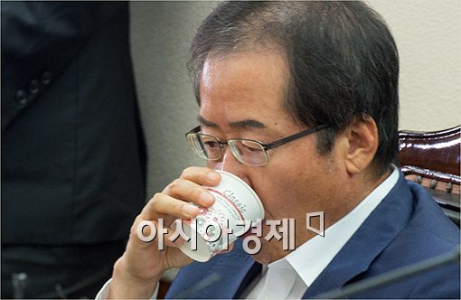 [포토]목타는 홍준표 경남지사