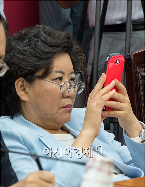 [포토]'휴대폰 삼매경'