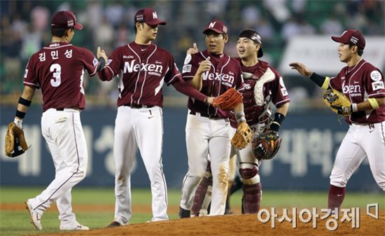 넥센, 13안타 '불방망이'…두산 꺾고 선두 수성