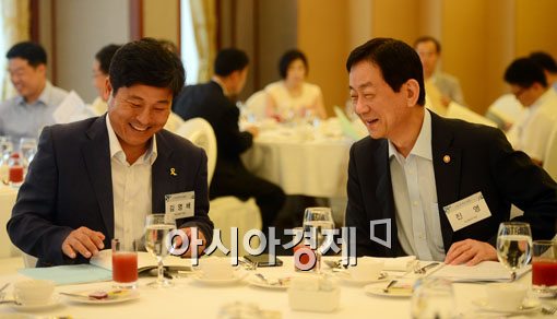 [포토]밝은 표정의 진영 보건복지부 장관 
