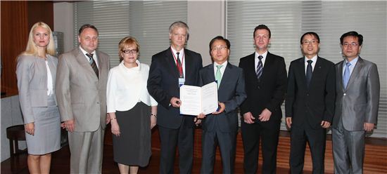 서울상의와 남우랄상의가 업무협약식을 체결한 후 관계자들이 기념촬영을 하고 있는 모습. 사진 왼쪽부터 안나 안드레바 남우랄상의 시니어 엑스퍼트, 빅토르 키릴로프 주한러시아연방무역대표부 부대표, 옐레나 무르찌나 첼랴빈스크주 경제개발부 장관, 이고르 아리스토프 남우랄상의 부회장, 이동근 서울상의 상근부회장, 야코브 미시리우스 주한러시아무역대표부 국제협력관, 김세호 서울상의 국제본부장, 이헌배 서울상의 해외조사팀장.