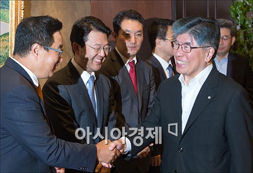 [포토]투자은행 전문가 만나는 김중수 총재
