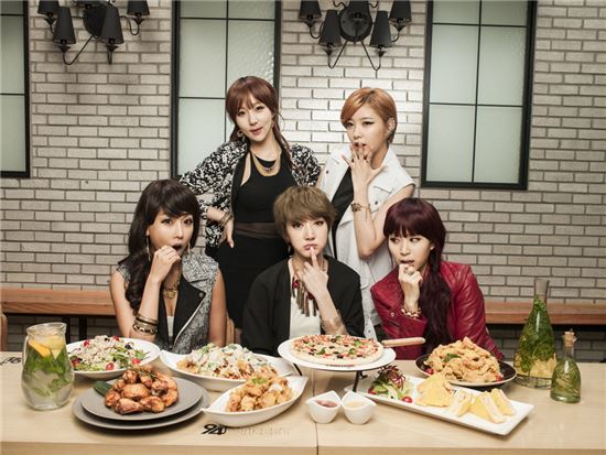 '보이시걸그룹' GI, 독특 콘셉트로 '치맥 모델' 발탁