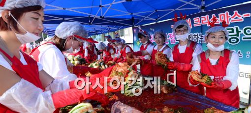 [포토]즐거운 김치 담그기 봉사