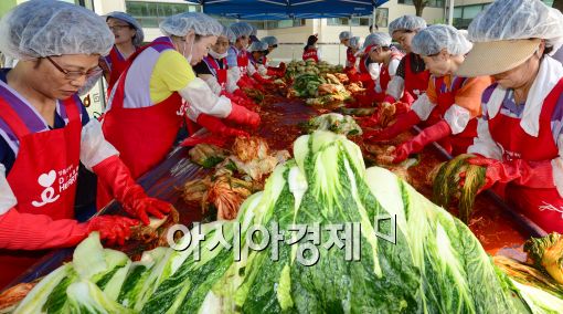 [포토]'김치 담그기'