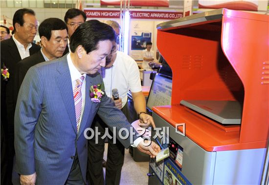 강운태 광주시장에 시설을 살펴보고있다.