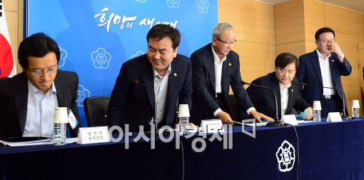 [포토]전월세 대책, 자리에서 일어선 장관들