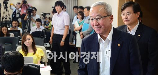 [포토]입장하는 현오석 부총리와 장관들