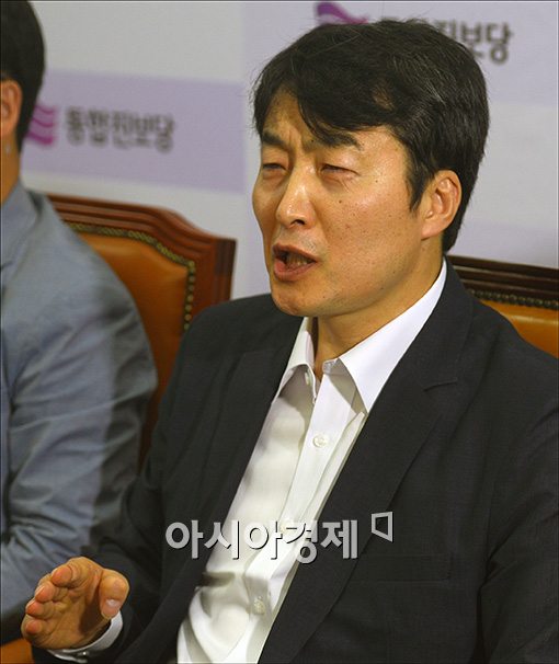 [포토]입장 밝히는 이석기 의원