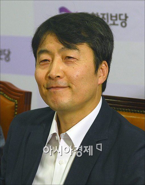 [포토]미소 짓는 이석기 의원