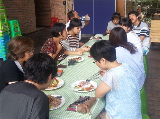 ▲28일 나눔부엌에 참여한 사람들이 모여 앉아 이야기를 하며 점심을 먹고 있다.