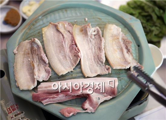 청자불판에 삼겹살, 얼마나 맛있을까