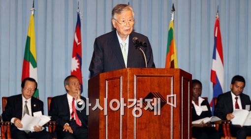 [포토]인사말 하는 이중근 회장