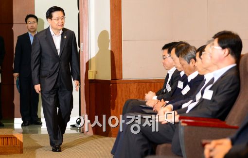 [포토]입장하는 김덕중 국세청장