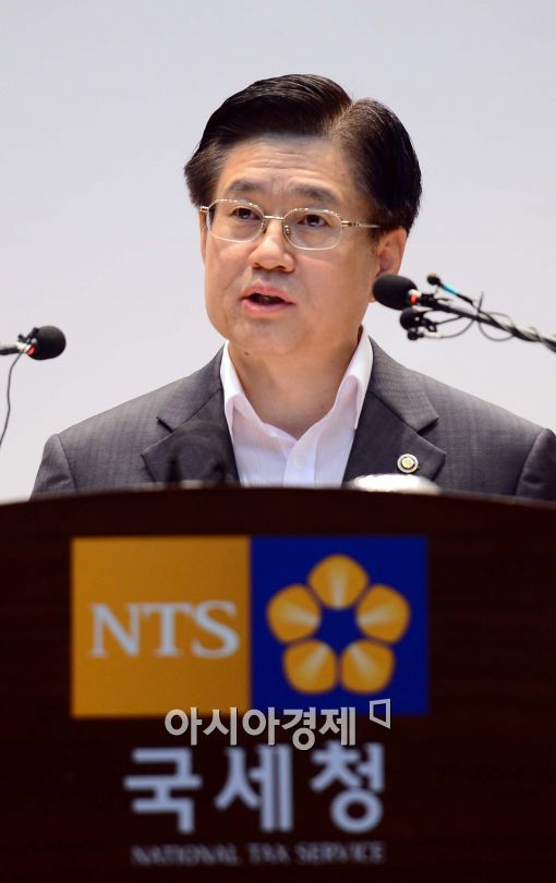 [포토]인사말 전하는 김덕중 국세청장