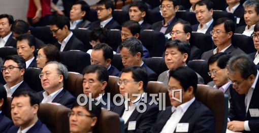 [포토]인사말 경청하는 전국 관서장들 