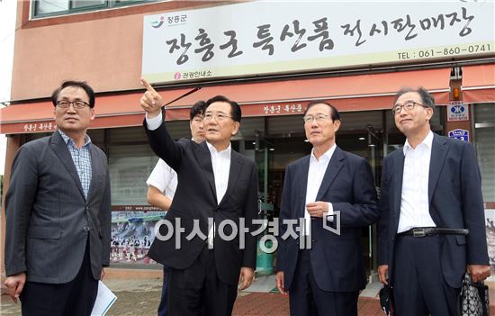 [포토]장흥 토요시장 방문한 대통령자문위원회 이원종 지역발전위원장