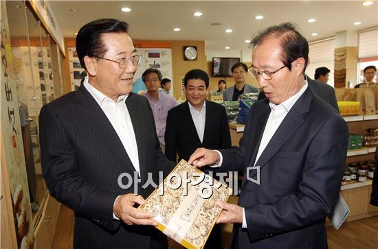 [포토]장흥 토요시장 방문한 대통령자문위원회 이원종 지역발전위원장