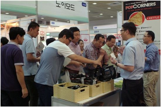 YD생명과학이 '2013 한국PB OEM & 중소기업상품전'에서 팝코너스 제품을 선보이고 있다.
