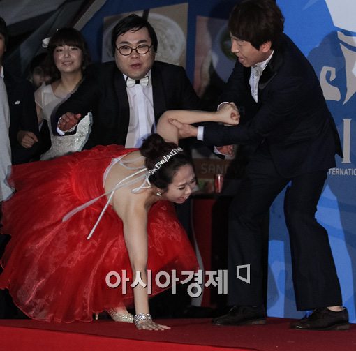 [포토]홍현희, 레드카펫에서 꽈당 '아찔한 순간'