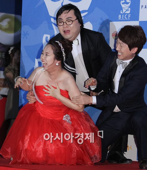 [포토]홍현희, 실감나는 꽈당 퍼포먼스 '느낌아니까'