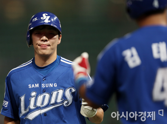 [포토] 홈인하는 정형식 '첫 득점은 밀어내기로~'